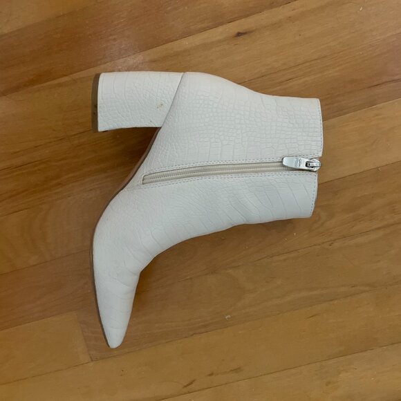steve madden white boots (7.5) - Picture 2 of 4